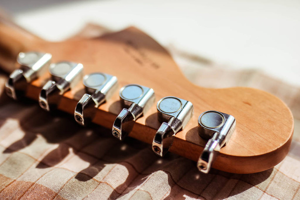 Electronick gitaar headstock met Guitar Pegs close up op de witte achtergrond. - Foto, afbeelding
