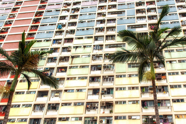 カラフルな絵画と香港の公営住宅 - 写真・画像