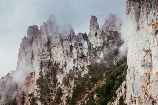 Ai-Petri vuori sumussa. Korkea vuori. Krimin vuoret. Alhaiset pilvet. Kaunis vuoristomaisema. Kuuluisa tekoäly Petri vuori, osittain pilvien peitossa, sumu, yksi Krimin korkeimmista kohdista, on majesteettinen ja kaunis.. - Valokuva, kuva