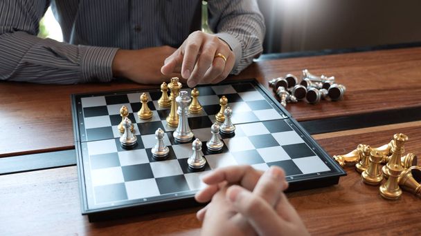 Biznes człowiek gra szachy dla konkurencji biznesowej i zespołu - Zdjęcie, obraz