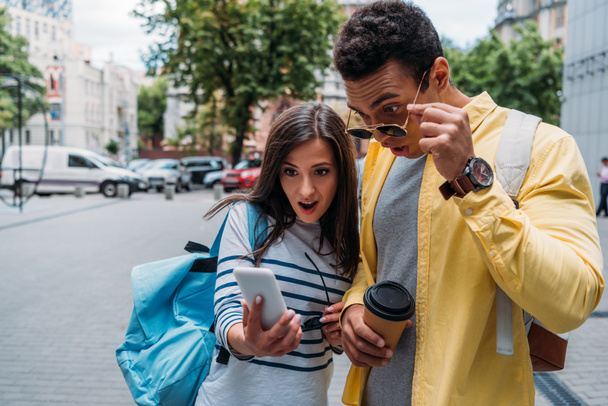 Bi-rotu mies aurinkolasit ja nainen etsii älypuhelin ja yllättävää
 - Valokuva, kuva