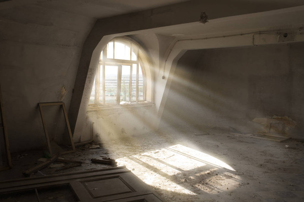 Les rayons du soleil pénètrent par la fenêtre dans l'ancienne pièce
 - Photo, image