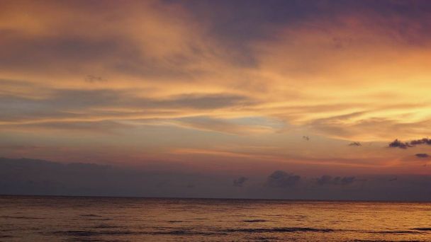 malerischer rosafarbener Sonnenuntergang am Seestrand Meer Sand schöne Farben am Himmel Wolken - Foto, Bild