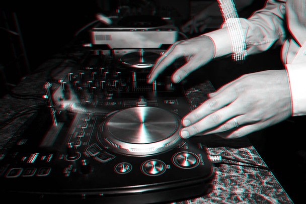 Club-DJ mischt Musik auf einem Mischpult in einem Nachtclub - Foto, Bild