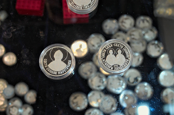 Srebrne monety pamiątkowe poświęcone świętym serbskim - Zdjęcie, obraz
