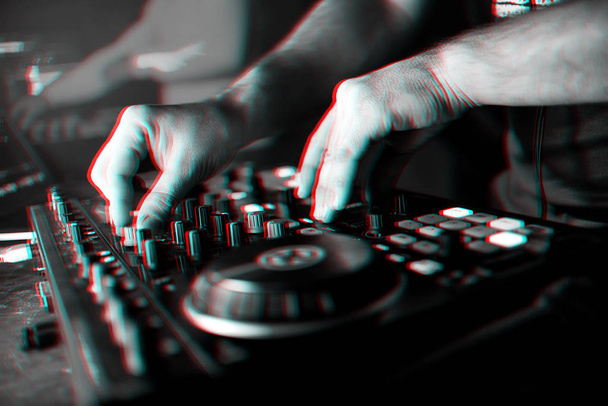 mains DJ mélangeur de musique gère le volume
 - Photo, image