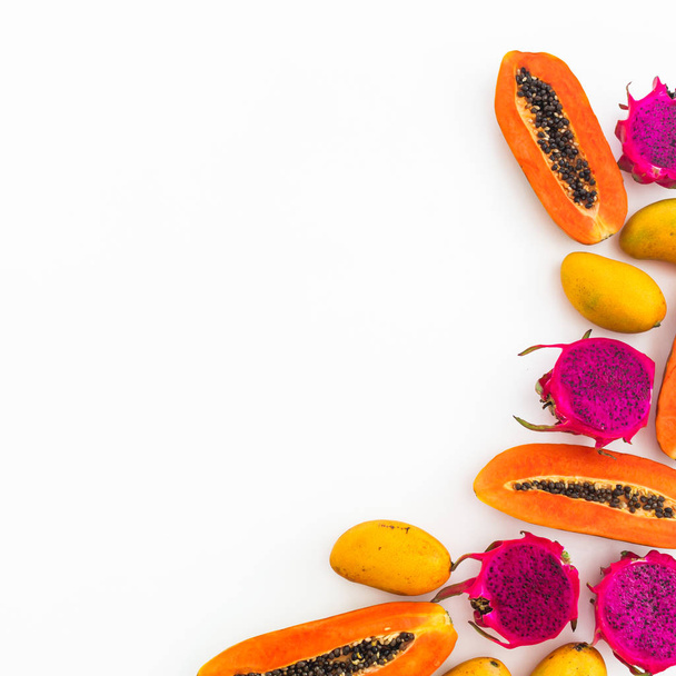 Papaya, mango en draak vruchten op witte achtergrond. Platte lag. T - Foto, afbeelding