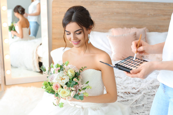 Szakmai sminkes dolgozik fiatal menyasszony otthon - Fotó, kép