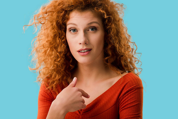 güzel kızıl saçlı kız kendini mavi izole işaret - Fotoğraf, Görsel