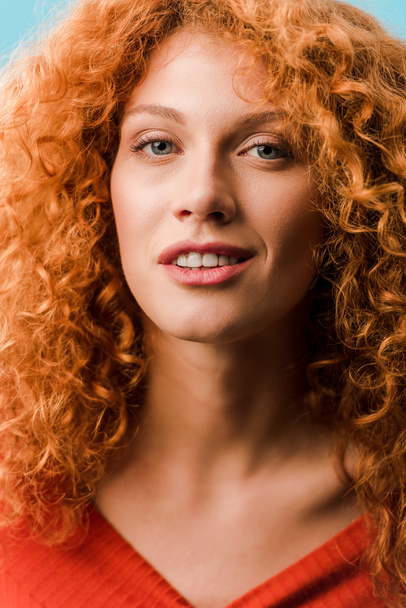青で隔離された美しい笑顔の赤毛の女性の肖像画 - 写真・画像