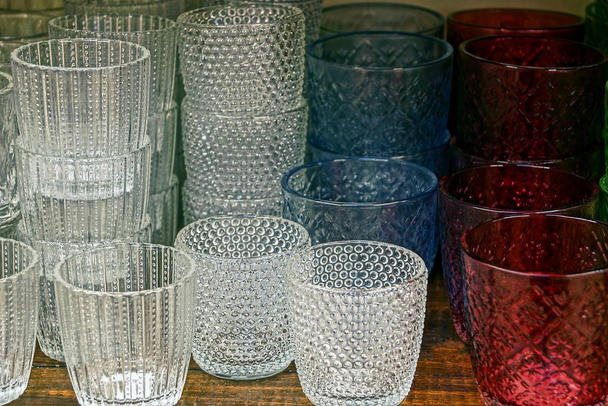 Joukko värillisiä laseja ja laseja pöydällä
 - Valokuva, kuva