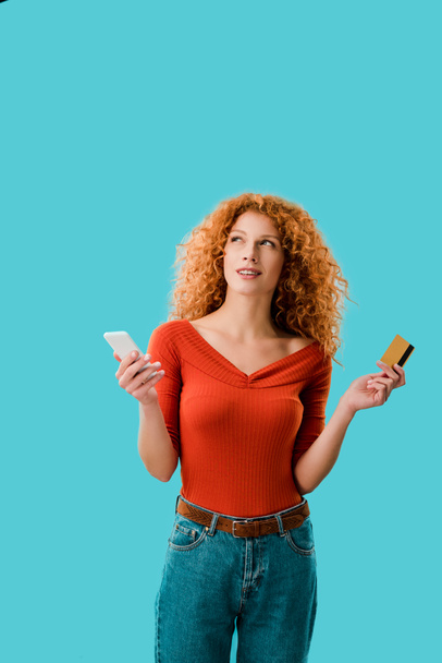 postižena nakupující na internetu s digitálním tabletovým perem a kreditní kartou izolovaná na modré - Fotografie, Obrázek