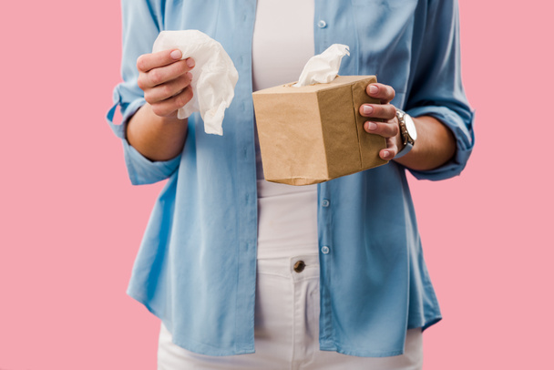 bijgesneden beeld van de vrouw met papieren servetten, geïsoleerd op roze - Foto, afbeelding