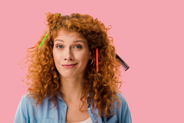 punapää opiskelija kyniä hiukset eristetty vaaleanpunainen
 - Valokuva, kuva