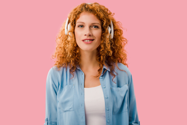 bela ruiva mulher ouvir música em fones de ouvido, isolado em rosa
 - Foto, Imagem