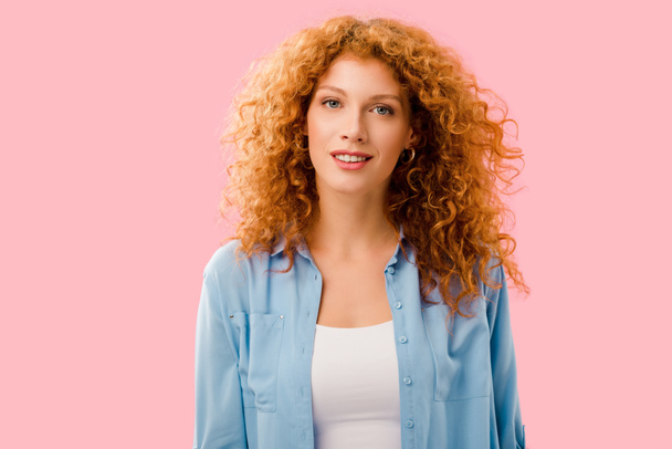 attractive smiling redhead girl isolated on pink - Foto, immagini