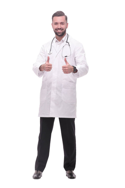 usmívající se lékař ukazující palce nahoru .isolated na bílém - Fotografie, Obrázek