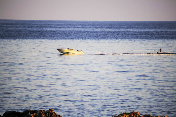 Vesihiihto Sardinian rannikolla illalla
 - Valokuva, kuva