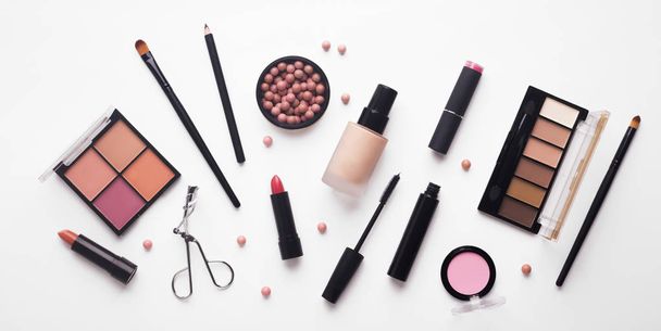 Zestaw profesjonalnych kosmetyków dekoracyjnych do codziennego makijażu - Zdjęcie, obraz