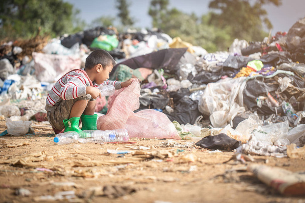 Σκουπίδια προς πώληση στα παιδιά και ανακύκλωσής τους σε χώρους υγειονομικής ταφής, η l - Φωτογραφία, εικόνα