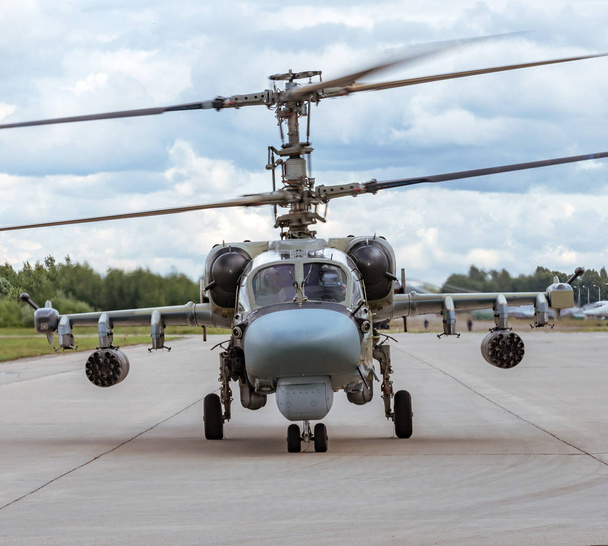 Taxis de helicópteros de combate militares en la pista de dirección
. - Foto, Imagen