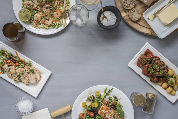 Étterem banner különböző ételek a szürke asztal másolási tér - Fotó, kép