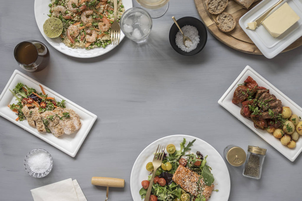 Nápis-Restaurant s různými jídly na šedém stole s prostorem pro kopírování - Fotografie, Obrázek