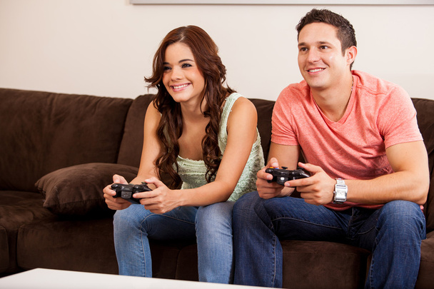 Couple jouant à des jeux vidéo - Photo, image