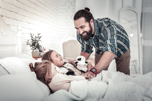 Padre single svegliare le sue figlie al mattino
 - Foto, immagini