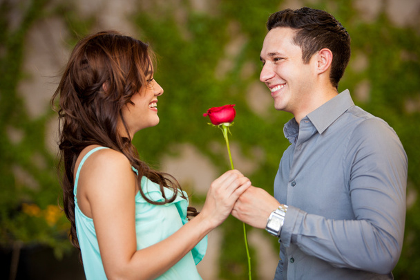 Morena recebendo uma rosa vermelha de seu encontro
 - Foto, Imagem