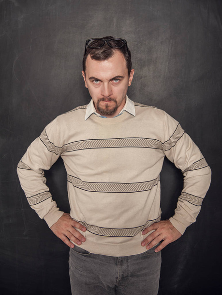 Divertente arrabbiato insegnante uomo sulla lavagna
  - Foto, immagini