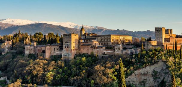Vista do Palácio de Alhambra em Granada, Espanha na Europa
 - Foto, Imagem