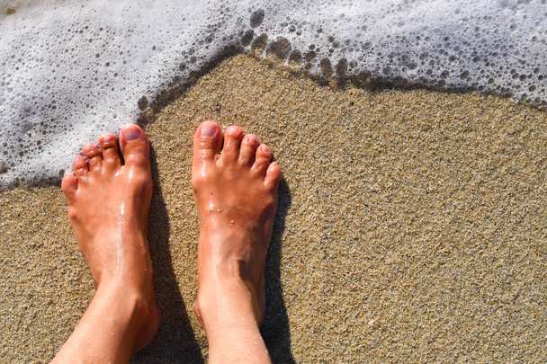 Un pie en la arena
 - Foto, Imagen