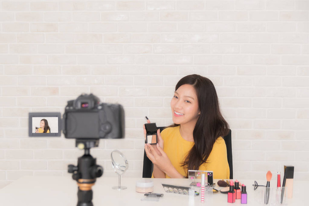 Kosmetický blogger na sociálním videu živě. - Fotografie, Obrázek