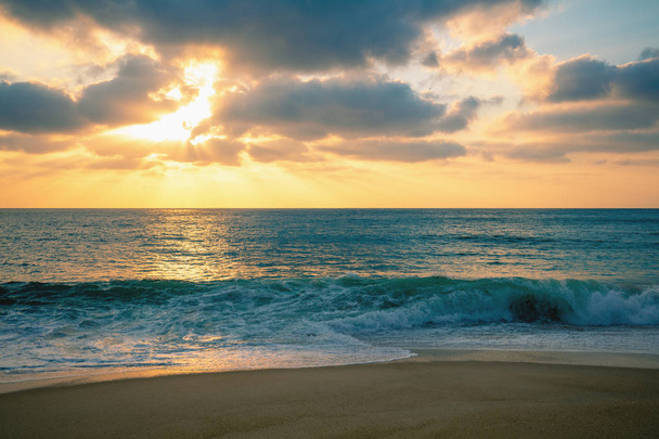 Zachód słońca nad morzem. Ocean Atlantycki w wieczór, piękna przyroda, piaszczysta plaża - Zdjęcie, obraz