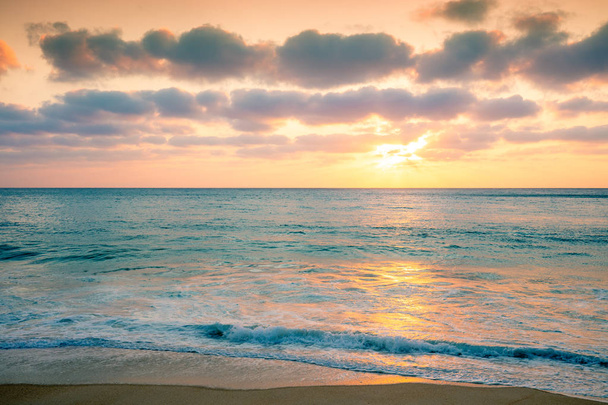 Захід сонця над морем. Вечірній Атлантичний океан, Піщаний пляж - Фото, зображення