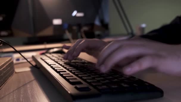Primer plano de manos de hombre de negocios escribiendo en el teclado de la computadora acostado en una mesa de madera en la oficina, concepto de gestión. Imágenes de archivo. Dedos masculinos escribiendo mensaje en el teclado
. - Imágenes, Vídeo