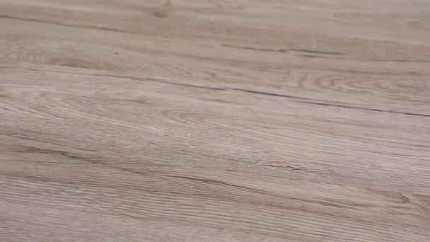 Dřevěná podlahová podlaha v tmavě čisté přírodní barvě nově instalovaný vnitřní dům - Záběry, video