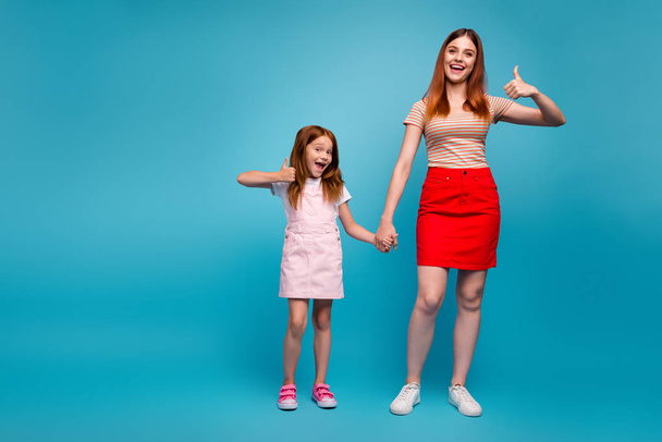 Фотографія повного розміру лисиці маленької леді та її мами, що піднімає великі пальці носіння повсякденного одягу ізольований синій фон
 - Фото, зображення