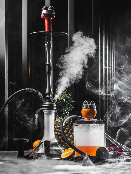 Μοντέρνο καπνισμένο χουλέ με πορτοκαλί και ανανά - Φωτογραφία, εικόνα