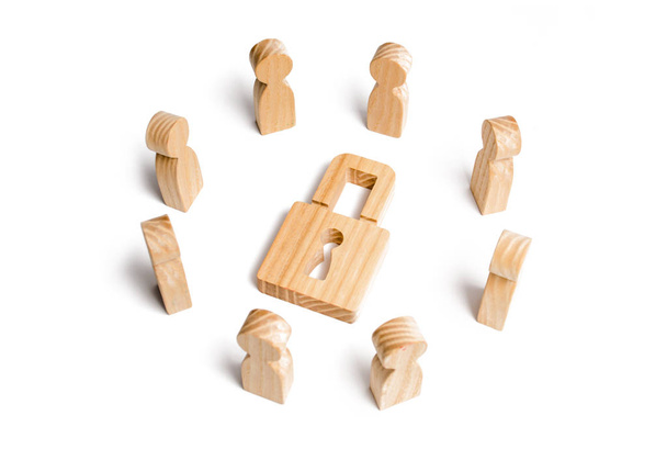 Wooden figures of people surround the padlock. concept of protection of personal data trade secrets, Preservation of secrets. Bank secrecy. Protection of information networks, dedication to secrets. - Фото, изображение