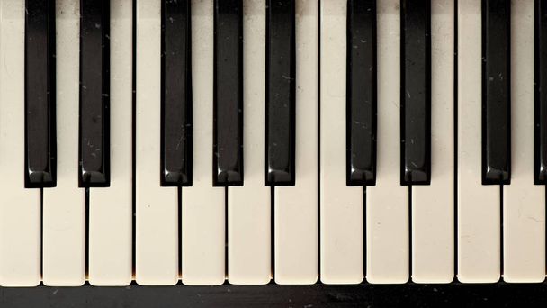Gros plan d'un vieux clavier piano à effet vintage
 - Photo, image