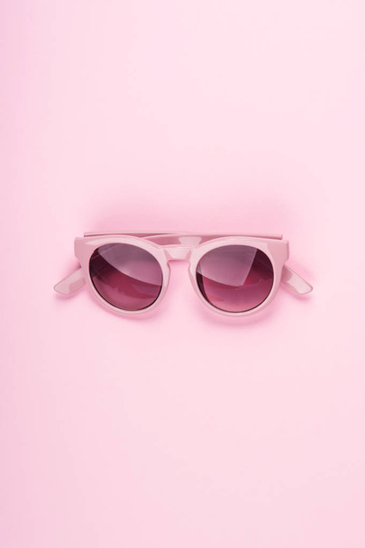 Óculos de sol rosa. Moda monocromática flat lay
 - Foto, Imagem