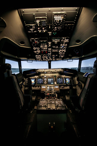 Εσωτερικό αεροσκάφους, θέα στο πιλοτήριο μέσα στο αεροσκάφος. Η άποψη από ένα πιλοτικό μέρος σε ένα αεροπλάνο. - Φωτογραφία, εικόνα