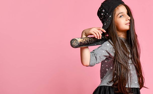 Young bright american girl with baseball bat - Foto, afbeelding