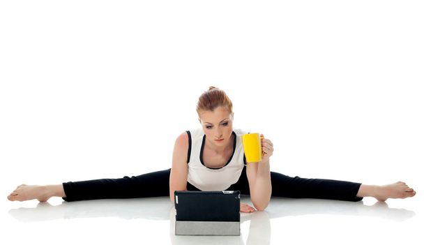 Concept of multi-tasking - Gymnast working on PC - Foto, Bild