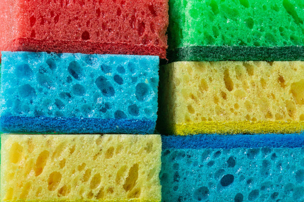 Pilha de esponjas em vermelho, azul, verde, cores amarelas, fundo, close, macro
 - Foto, Imagem