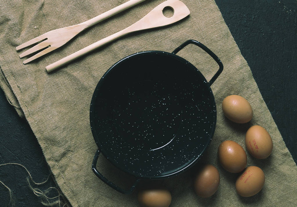 tojás csendélet barna és szürke asztal - Fotó, kép