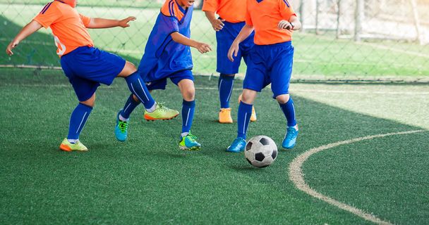 Çocuk futbolcular topa vurarak birbirleriyle kavga ediyorlar. - Fotoğraf, Görsel