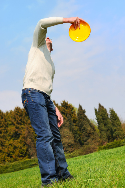 Komea nuori mies pelaa frisbeetä
 - Valokuva, kuva
